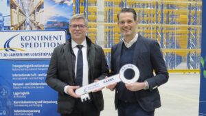 Schlüsselübergabe in Bollberg: Thomas Rödiger (Geschäftsführer Kontinent Spedition GmbH, links) und Jan Philipp Daun (Geschäftsführer Garbe Industrial Real Estate GmbH)