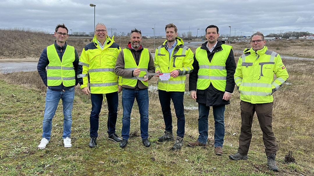 Baufeldübergabe an die Firma Goldbeck für Halle B im Log Plaza Frankfurt (Oder) am 20.02.2024 (v.l.n.r.): Thomas Breuer (Projektsteuerung AKP Baumanagement GmbH), Peter Bergmann und Arne Haeger (beide Projektleitung Alcaro Invest GmbH), Björn Felicetti (Projektleitung Goldbeck Nord GmbH), Christopher Nüßlein (Geschäftsführung Investor Center Ostbrandenburg GmbH) und Sascha Kemp (Bauleitung Goldbeck Nord GmbH)