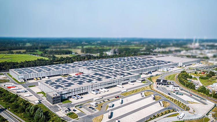 Logistikimmobilien eignen sich ideal für großflächige Photovoltaikanlagen, ohne dass zusätzliche Freiflächen beansprucht werden. Ein Beispiel ist das Goodman Marl Logistics Centres in Marl in Nordrhein-Westfalen. Das australische Immobilienunternehmen hat auf den Dächern des 2017 fertiggestellten Logistikzentrums mehr als 43.000 PV-Module installiert, die eine installierte Leistung von insgesamt 18 Megawatt Peak bereitstellen sollen. Damit ist sie eine der größten Solar-Aufdachanlagen in Deutschland.