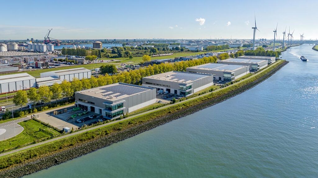 Eine der größten Solardachanlagen Europas auf dem Patrizia-Logistikgelände in Maasvlakte im Großraum Rotterdam.