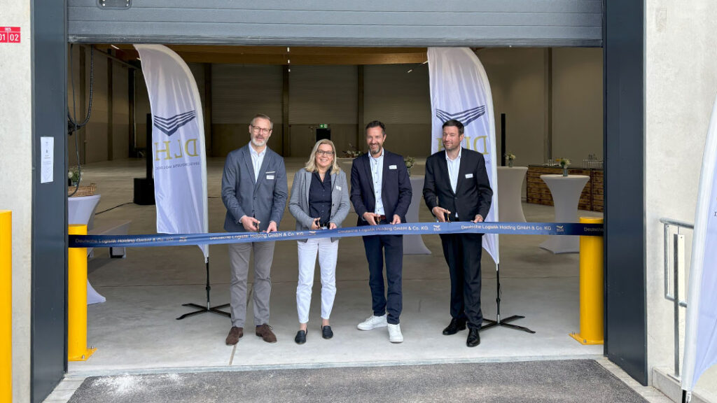 Feiern die Eröffnung des neuen Gewerbecampus in Delmenhorst: Christoph Telker, Geschäftsführer DLH, Petra Gerlach, Oberbürgermeisterin Stadt Delmenhorst, Yasin Hadj Ammar, Geschäftsführer BB-Verpackungen, Felix Zilling, Geschäftsführer DLH