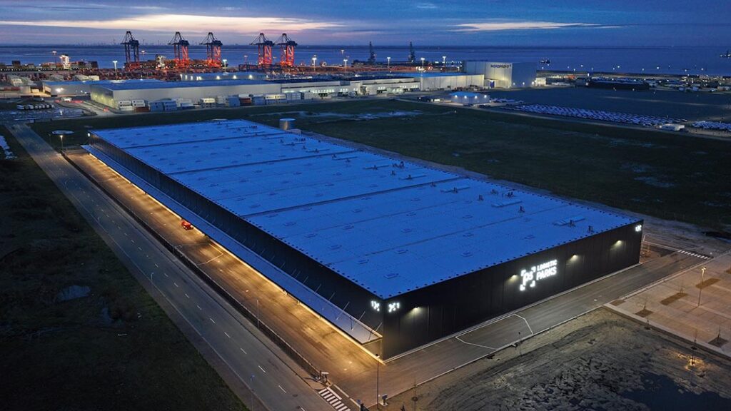 Ein rund 30.000 Quadratmeter großer erste Hallenabschnitt von P3 Logistics wurde im GVZ JadeWeserPort Wilhelmshaven realisiert.