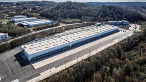Geografisch bildet der Standort Neunkirchen eine wichtige Verbindung zu 15 festen Destinationen in Frankreich, den Benelux-Ländern sowie allen deutschen DB Schenker Niederlassungen.