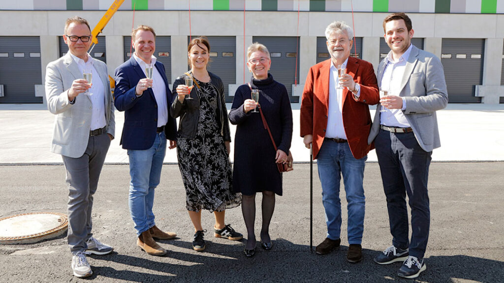 Freuen sich über die Baufortschritte (v.l.n.r.): Ulrich Wippermann (Geschäftsführer Köster GmbH), Oliver Blüher (Geschäftsführer Aconlog Projektentwicklung), Ann-Kathrin Löhr (Geschäftsführende Gesellschafterin LB GmbH), Gudrun Koppers (stellv. Bürgermeisterin Stadt Bocholt), Bernd Rathenow (Geschäftsführer von BGAR) und Christoph Tischler (Projektmanager Aconlog Projektentwicklung).