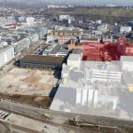 Das Areal in ist in zwei Grundstücke aufgeteilt: Das kleinere (rot markiert) bietet unterschiedliche Möglichkeiten für die zukünftige Nutzung und Entwicklung. Das größere Grundstück (weiß markiert) will die Flint Group im Rahmen eines Sale-and-Lease mit Triple-Net-Mietvertrag zurückmieten.