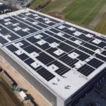 Die Anlage auf dem Dach der Multifunktionshalle umfasst rund 3.850 PV-Module auf einer Fläche von etwa 20.000 Quadratmeter.