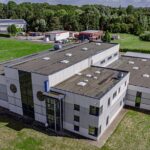 Die Liegenschaft im Wilhelmshavener Stadtteil Fedderwardergroden diente bis 2022 als Standort der Druckerei des Brune-Mettcker-Verlags.