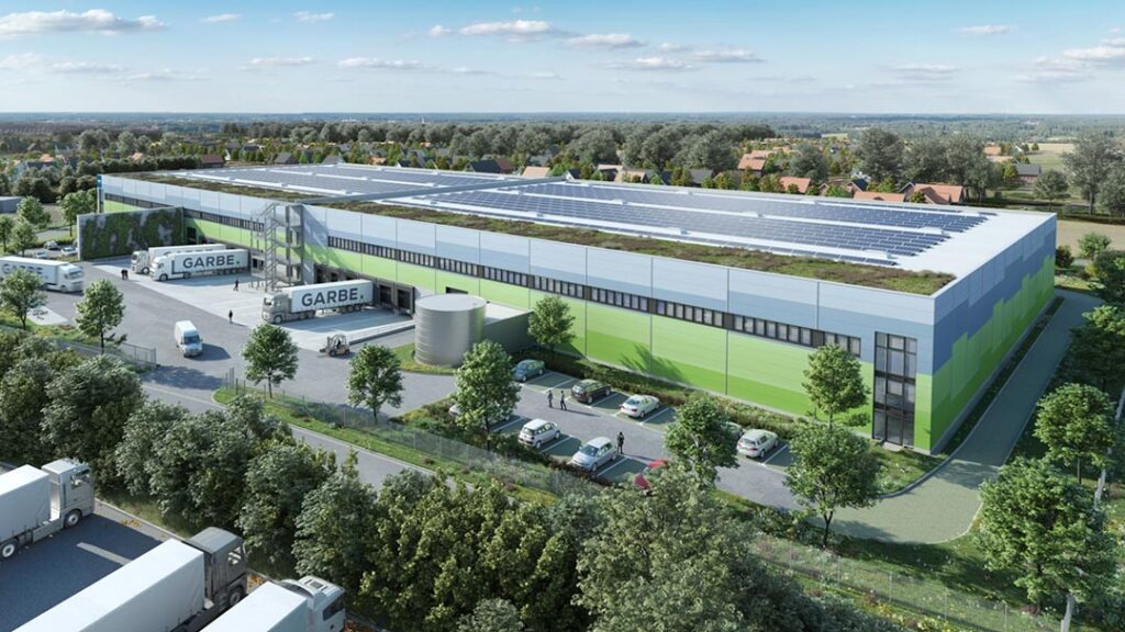 Die im Bau befindliche Immobilie wird bei einer Höhe von zehn Metern zur Unterkante des Binders über rund 15.000 Quadratmeter Hallenfläche und Lagermezzanine verfügen. Die Fläche ist in zwei Einheiten teilbar und eignet sich deshalb für zwei Mieter. Hinzu kommen ca. 1.000 Quadratmeter für Büros.