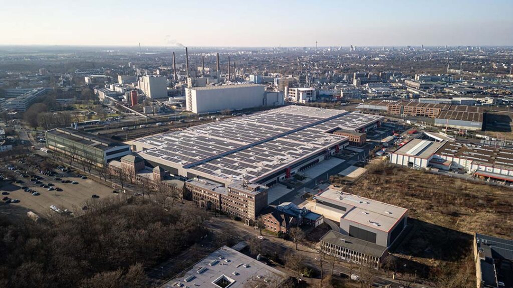 Der multifunktionale Industrie- und Gewerbepark „The Tube“ befindet sich rund zehn Kilometer von der Düsseldorfer Innenstadt entfernt. Im Umkreis von einer Stunde erschließt sich das größte deutsche Wirtschaftsgebiet mit rund 11,4 Millionen Einwohnern.