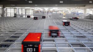 Die Lösung von Dematic vereint mehrere fortschrittlichste Technologien und umfasst unter anderem ein platzsparendes Autostore-System.
