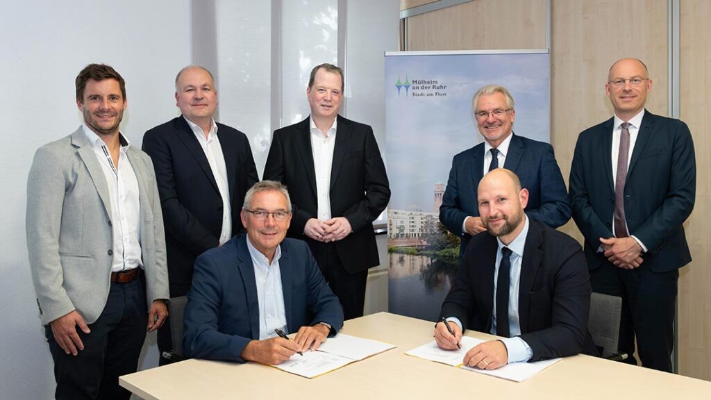 Freuen sich über die Vertragsunterzeichung: Hinten: Tobias Altenbeck (Geschäftsführer, Brockhoff GmbH), Lars Satthoff (Regional Construction Director Nord, CTP Deutschland), Dr. Marc Stienemann (E.ON Coporate Real Estate Management), Marc Buchholz (Oberbürgermeister, Stadt Mülheim an der Ruhr), Felix Blasch (Dezernent für Umwelt, Klima, Bauen, Stadtplanung und Wirtschaftsförderung, Stadt Mülheim an der Ruhr); vorne: Bernd Böddeling (E.ON / Westenergie AG), Timo Hielscher (Managing Director M&A, CTP Deutschland).