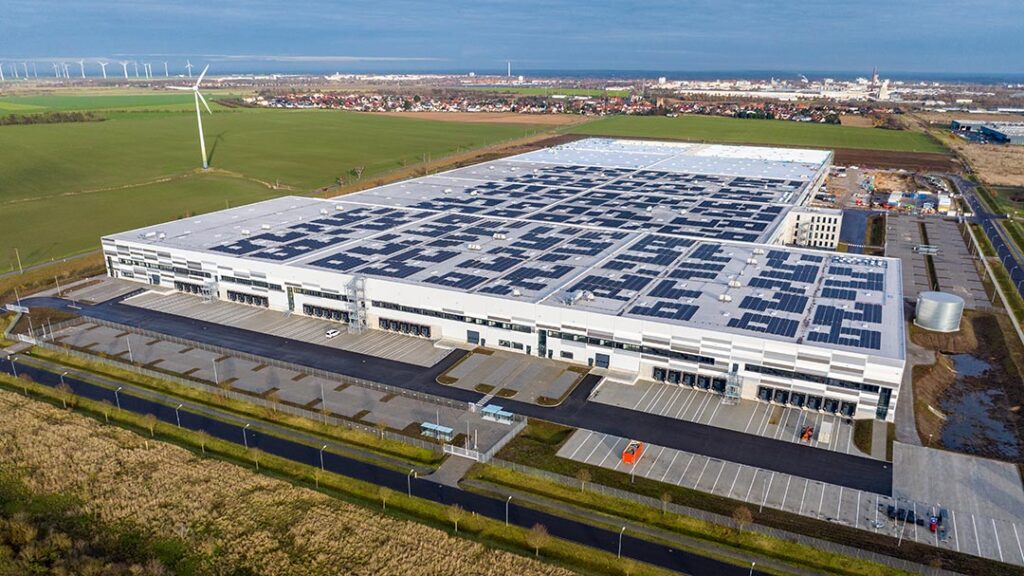 Auf den Dachflächen der Immobilie im „Technologiepark Mitteldeutschland“ ist eine Photovoltaikanlage mit einer Leistung von 4,5 Megawatt Peak installiert.