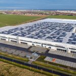 Auf den Dachflächen der Immobilie im „Technologiepark Mitteldeutschland“ ist eine Photovoltaikanlage mit einer Leistung von 4,5 Megawatt Peak installiert.