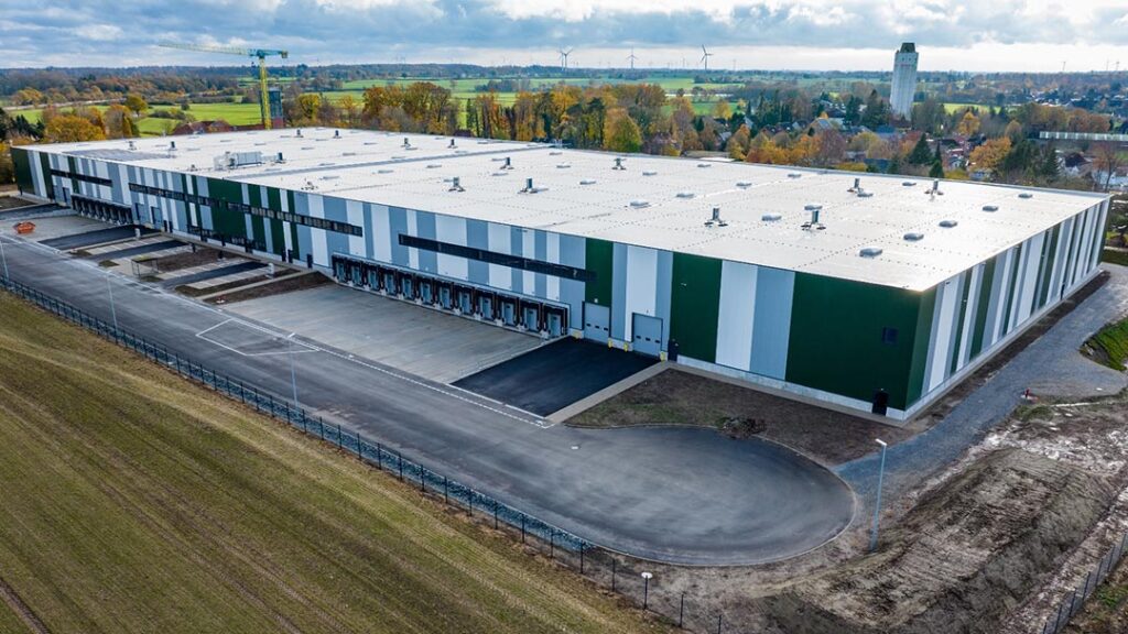 Die Immobilie liegt in Lensahn, ungefähr 50 Kilometer nördlich von Lübeck und rund 80 Kilometer östlich der Landeshauptstadt Kiel.