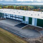 Die Immobilie liegt in Lensahn, ungefähr 50 Kilometer nördlich von Lübeck und rund 80 Kilometer östlich der Landeshauptstadt Kiel.