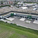 Dem neuen Nutzer stehen rund 8.700 Quadratmeter Lagerfläche, circa 810 Quadratmeter Mezzanine etwa 820 Quadratmeter Bürofläche sowie 40 Pkw-Stellplätze zur Verfügung.