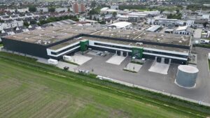 Dem neuen Nutzer stehen rund 8.700 Quadratmeter Lagerfläche, circa 810 Quadratmeter Mezzanine etwa 820 Quadratmeter Bürofläche sowie 40 Pkw-Stellplätze zur Verfügung.