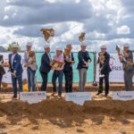 Begingen gemeinsam in Euskirchen den Spatenstch (v.l.n.r.): Bernd Vrochte und Axel Wrings (beide Goldbeck West) Pero Matic (Complemus Real Estate), Stefan van der Brink (coffr b.v.), Matthias Dötsch (Complemus Real Estate), Richard Brannam, Ralf Hartogsveld, Bas Ermerins und Phil Whelan (alle vier MM Flowers), Sacha Reichelt (Bürgermeister Euskirchen) sowie Wolfgang Honecker, (Technischer Beigeordneter Stadt Euskirchen).