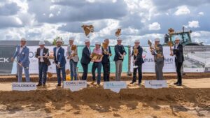 Begingen gemeinsam in Euskirchen den Spatenstch (v.l.n.r.): Bernd Vrochte und Axel Wrings (beide Goldbeck West) Pero Matic (Complemus Real Estate), Stefan van der Brink (coffr b.v.), Matthias Dötsch (Complemus Real Estate), Richard Brannam, Ralf Hartogsveld, Bas Ermerins und Phil Whelan (alle vier MM Flowers), Sacha Reichelt (Bürgermeister Euskirchen) sowie Wolfgang Honecker, (Technischer Beigeordneter Stadt Euskirchen).