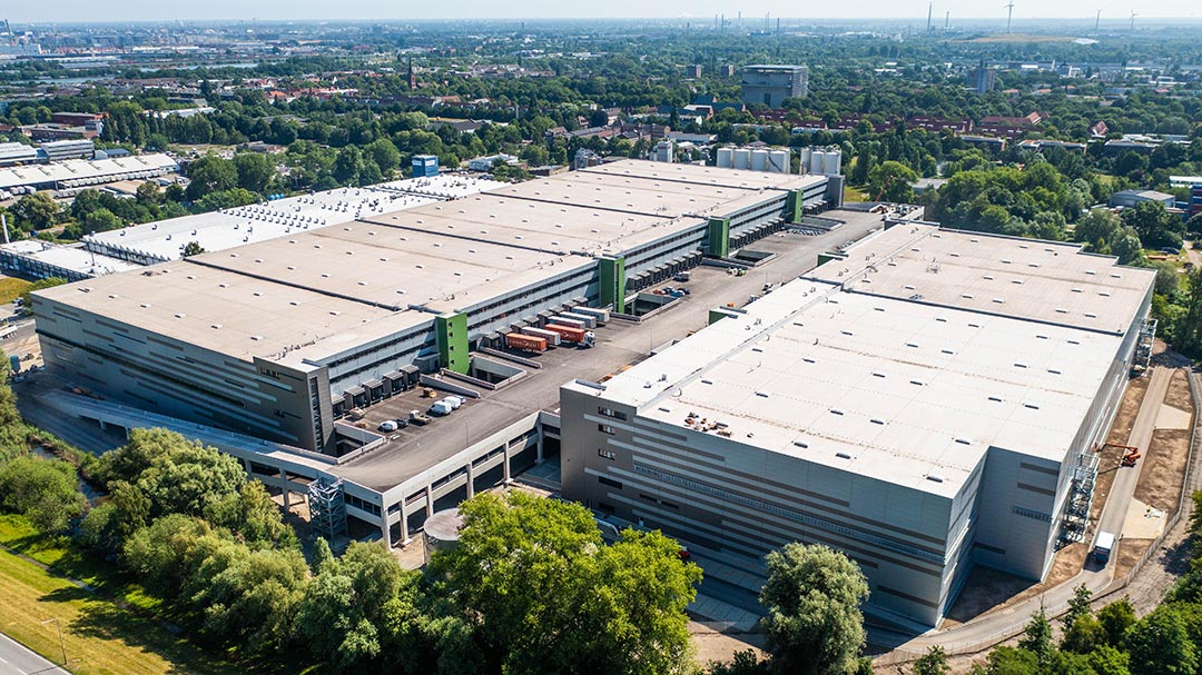 RampOne-Four-Parx War schon vor Fertigstellung zu 100 Prozent vermietet: die doppelstöckige Logistikimmobilie Mach2 in Hamburg-Wilhelmsburg. Die namhaften Mieter sind Airbus, Picnic, Bechtle und Jysk.