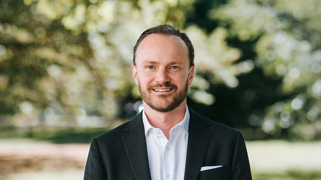 Lennart Schoen ist seit Januar 2024 Teil der Panattoni-Gruppe, seit September 2025 ist er für Newport by Panattoni tätig.