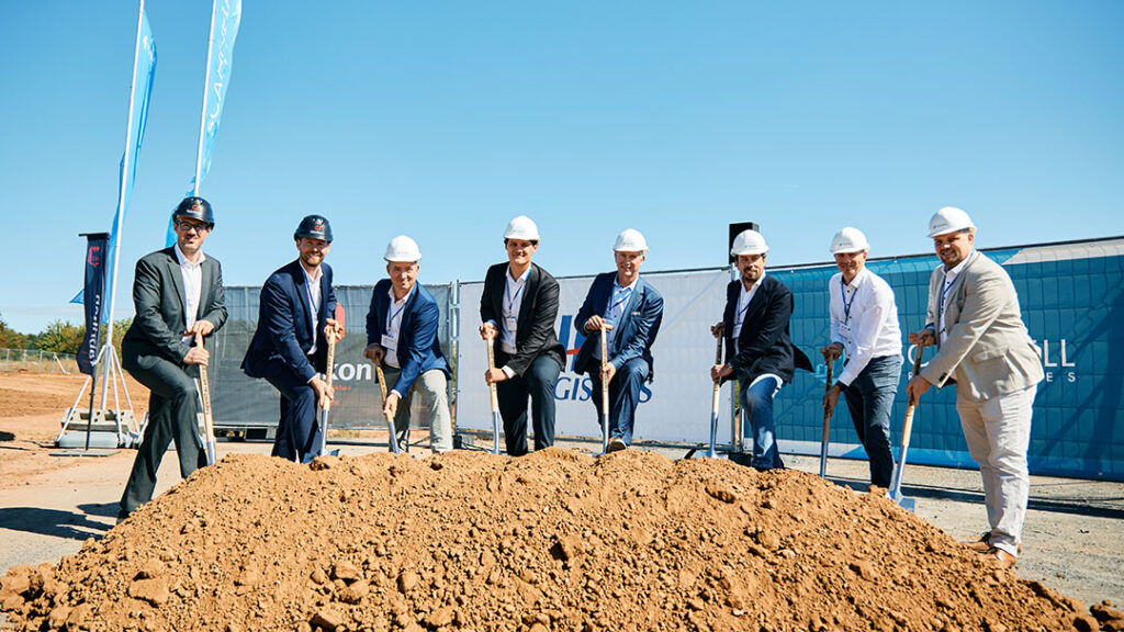 Gemeinsam beim feierlichen Spatenstich (v.l.n.r.): Sebastian Horn und Jonathan Kröck (fabrikon), Robin Otto (ID Logistics), Jan Imfeld (Scannell Properties), Christian Zimmermann (Stadt Steinau), Tiago Lopes (Lactalis), Fabian Stratmann und Dominik Müller (Scannell Properties)