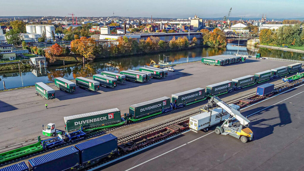 So wie hier beim Trailerport am Bayernhafen-Standort Regensburg sollen in Zukunft auch in Plattling Sattelauflieger und Wechselbrücken von der Straße auf die Schiene verladen werden.