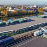 So wie hier beim Trailerport am Bayernhafen-Standort Regensburg sollen in Zukunft auch in Plattling Sattelauflieger und Wechselbrücken von der Straße auf die Schiene verladen werden.