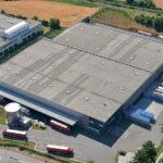 Die DGNB-Gold zertifizierte Bestandsimmobilie verfügt insgesamt über rund 13.600 Quadratmeter Hallenfläche. Unterteilt ist sie in zwei Einheiten.