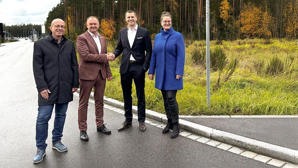 Besiegelten den Verkauf des Grundstücks: Thomas Rambach (Verwaltungsfachwirt & Geschäftsleiter Standesamt Ebermannsdorf), Erich Meidinger (erster Bürgermeister Ebermannsdorf), Moritz Arendt (Senior Development Manager, P3 Deutschland) und Anna-Lena Fruth (Verwaltungsfachwirtin BVS, Bauamt)