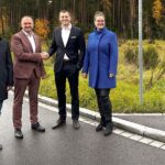 Besiegelten den Verkauf des Grundstücks: Thomas Rambach (Verwaltungsfachwirt & Geschäftsleiter Standesamt Ebermannsdorf), Erich Meidinger (erster Bürgermeister Ebermannsdorf), Moritz Arendt (Senior Development Manager, P3 Deutschland) und Anna-Lena Fruth (Verwaltungsfachwirtin BVS, Bauamt)