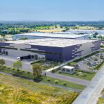 Die Logistikhalle ist direkt an die Bundesstraße B6 angebunden und ermöglicht einen schnellen Anschluss an die A2 sowie zur A352 als Verbindung zur A7. Der Flughafen Hannover ist in knapp 20 Minuten erreichbar, das Güterverkehrszentrum Hannover-Lehrte in rund 30 Minuten.