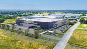 Die Logistikhalle ist direkt an die Bundesstraße B6 angebunden und ermöglicht einen schnellen Anschluss an die A2 sowie zur A352 als Verbindung zur A7. Der Flughafen Hannover ist in knapp 20 Minuten erreichbar, das Güterverkehrszentrum Hannover-Lehrte in rund 30 Minuten.