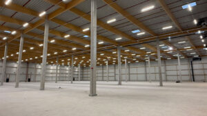 Die Fertigstellung des von Delta Development gebauten Segro-Logistikzentrums steht für März 2026 bevor.