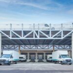 Der Standort ist als urbaner Verteilpunkt für kurze Umläufe und parallele Abfertigungen ausgelegt. Ein erhöhtes Parkdeck ermöglicht dabei die gleichzeitige Beladung mehrerer Kleintransporter und Vans.