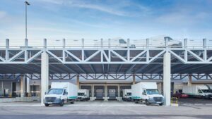 Der Standort ist als urbaner Verteilpunkt für kurze Umläufe und parallele Abfertigungen ausgelegt. Ein erhöhtes Parkdeck ermöglicht dabei die gleichzeitige Beladung mehrerer Kleintransporter und Vans.