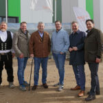 Begingen gemeinsam das symbolische Richtfest (v.l.n.r.): Stephan Korte (Richtspruchmeister, Stephan Korte Holzbaumontagen), Oliver Blüher (Aconlog), Bernd Rathenow (BGAR-Vermögensverwaltung), Stefan Langer (LIST Bau), Christoph Hopp (Bürgermeister der Stadt Viersen) und André Büth-Stracke (Aconlog).