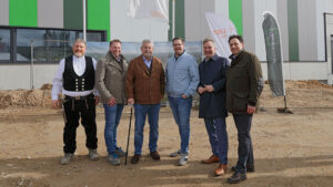Begingen gemeinsam das symbolische Richtfest (v.l.n.r.): Stephan Korte (Richtspruchmeister, Stephan Korte Holzbaumontagen), Oliver Blüher (Aconlog), Bernd Rathenow (BGAR-Vermögensverwaltung), Stefan Langer (LIST Bau), Christoph Hopp (Bürgermeister der Stadt Viersen) und André Büth-Stracke (Aconlog).