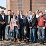 DEBV-Geschäftsführer Raphael Thießen (ganz rechts) und der 1. Vorstandsvorsitzende Rick Mädel (ganz links) luden zusammen mit weiteren Vorstands- und Beiratsmitgliedern des DEBV zur 6. Jahreshauptversammlung in die Zeche Zollverein nach Essen.