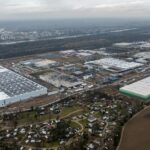 Das erste Operations Center Neuenburg ist die grüne Lagerhalle rechts im Bild. Links zu sehen ist das Operations Center Neuenburg 2 zu sehen.