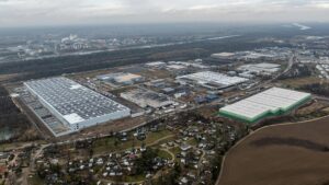 Das erste Operations Center Neuenburg ist die grüne Lagerhalle rechts im Bild. Links zu sehen ist das Operations Center Neuenburg 2 zu sehen.