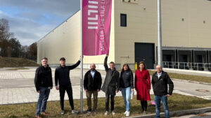 Freuen sich gemeinsam über den gelungenen Abschluss (v.l.n.r.): Dirk Baumbach (Leiter Immobilien & Nachhaltigkeit bei Müller – Die lila Logistik Service), Lukas Fischer (Senior Asset Manager bei P3 Logistic Parks), Rico Lehmann (Regional Task Force Manager Automotive & Industries bei Müller – Die lila Logistik Service), Jörg Jongmanns (Head of Business Development bei Müller – Die lila Logistik Service), Lea Schäfer (Senior Property Managerin bei P3 Logistic Parks), Irma Walter (Technische Property Managerin bei P3 Logistic Parks) und Robert Dubiel (Sales Manager bei Müller – Die lila Logistik Service)