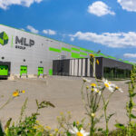 Der Logistikpark MLP Pruszków II bei Warschau ist eines der Schlüsselprojekte im Portfolio des Entwicklers. Erst im Februar 2026 erweiterte der Elektronikanbieter Cordon Electronics die angemietete Fläche und verlängerte den bestehenden Mietvertrag.