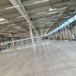 Mit einer Bodentragfähigkeit von bis zu 5 Tonnen je Quadratmeter eignet sich die Immobilie unter anderem für klassische Blocklager und lagerintensive Nutzungen.