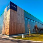 DGNB-zertifiziert: Das an das Fernwärmenetz angeschlossene Gebäude ist für die Installation einer Photovoltaikanlage vorgerüstet, wurde nach dem Effizienzhaus-Standard BEG 40 errichtet.