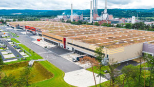 Das vollvermietete Logistikzentrum in Obernburg verfügt nach Angaben von LIP Invest über das größte Gründach Bayerns.