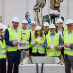 Baustart für die Logistikanlage von Prologis in Herne (v.l.n.r.): Kathrin Grunert (Prologis), Philipp Feige (Prologis), Dominik Willgerod (Prologis), René Faber (Prologis), Narin Yalcinkaya (Goldbeck), Joachim Ritter (Goldbeck), Dr. Frank Dudda (Oberbürgermeister von Herne), Achim Schuster (Goldbeck), Dr. Dirk Drenk (Wirtschaftsförderung Herne