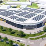 Der Neubau umfasst rund 17.000 Quadratmeter Lager- und Servicefläche für Hochvoltbatterien. Zudem ist er Teil der „Strategie 2030“ der DHL Group. Sie zielt darauf ab, Kunden in Wachstumsfeldern wie Elektromobilität, erneuerbaren Energien und zirkulären Lieferketten zu unterstützen.