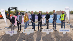 (v.l.n.r.) Dominic Thoma, Oliver Schmitt (beide Four Parx), Sibylle Wartlick, Stephan Keck (beide Gemeinde Kirchheim), Johannes Siekmann, Kai-Hendrik Klockhaus (beide Quincap), Andreas Hillebrand, Stephan Röhl (beide Bremer).