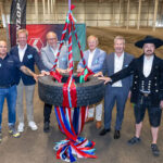 Reife(n)prüfung (v.l.n.r.): Daniel Rudolph (Bauleiter bei Goldbeck), Jens Fiege (Co-CEO von Fiege), Stephan Stenger (Head of Supply Chain & Operations bei Dunlop), Peter Scherbel (Vorstand bei Fiege), Dirk Oetzel (Bürgermeister der Stadt Hessisch Lichtenau) und Peter Daxenberger (Zimmermann) beim Richtfest für das neue Fiege-Logistikzentrum in Hessisch Lichtenau.